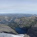 Tiefblick vom Gipfel auf Fründenhütte und Oeschinensee