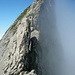 Ein lustiger und ziemlich ausgesetzter Grat leitet auf den Gipfelaufbau des Chli Sättelistock (2418m). Dank der relativ kurzen Gratstrecke (10-15min) ist dies ein Ziel für alle Hiker die einmal T6-Luft schnuppern wollen.