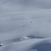 zwei einsame Skitourer am gegenüberliegenden Hang (Isentälli)