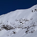 <b>Mi impressiona il lineare margine di distacco di neve, ben visibile sul ripido versante a nord  del lago, presso la Bocchetta Gana Rossa. </b>