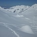 Skispuren führen durch dieses schön verschneite, weite Tal.