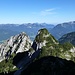 rechts der Untersberg, in der Mitte hinter dem Berchtesgadener Kessel das Lattengebirge, dahinter die Chiemgauer Hochstaufen und Zwiesel