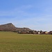 Blick zum Berg Vršetín, der zur Steingewinnung zur Hälfte abgebaut ist.