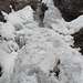 Hier ziehe ich zwar schon die Steigeisen an, umgehe diesen Bereich aber noch links. Das der Eisrest nicht halten würde sieht ein Blinder.