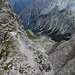 17 Ein geiles Fleckerl Erde für einen Bergsteiger. Tief unten der Alpinihighway.