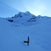 reichlich Schnee bei der Verzweigung Mittlenberghütte-Albrunpass;<br />Lichtspiele hinterm Ofenhorn