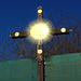Durch das gleissende Licht ein kaum zu fotografierendes Kreuz an der Treppe der Arminstraße.