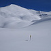 Einsamer Wegweiser in einsamer Gegend <br />Oben der Gipfel, unten links ein kleines Schneebrett.<br />La Scharta ist hinter dem Gupf rechts oben
