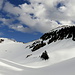 Rückblick auf Märe und Hahnen. Gut sichtbar im rechten Bildteil mein Aufstieg auf den Rossrügg (Waldschneise mit Schneeband, links vom Schnee ausgeapert)