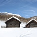 <b>Al segnavia abbandono la traccia che prosegue verso la Capanna Bovarina e svolto a sinistra in direzione sud-ovest, fra queste due baite.</b>