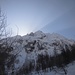 Cime con raggi di sole splendenti
