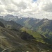 Aussicht vom Gipfel nach Südwesten. Vorne links das Skigebiet, hinten die Berge der Silvretta mit dem Fluchthorn.