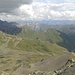 Aussicht vom Gipfel Richtung Osten. Links hinten der Hexenkopf, am Horizont die Ötztaler Alpen.
