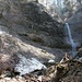 kurz vor P. 924 ein überraschendes Kar mit Schneeresten und malerischem Wasserfall