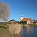 Most - Neben der Kirche Mariä Himmelfahrt, Kostel Nanebevzetí Panny Marie, befindet sich ein kleiner Teich.