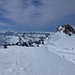 Blick nach Westen, Mitte rechts die Höhenloipe des Skigebietes