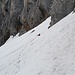 Da wir keinen Rucksack mithatten kämpfen wir uns im sulzigen Schnee vom Ende der Abseilpiste in Kletterschuhen bis zu unseren Bergschuhen. Brrrrr.