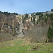 Kurz nach der Alpe Dosegg quert man eine Wiese. Im Hintergrund ein eindrucksvoller Wasserfall.