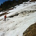 Querung von Altschneefeldern - die Hänge unter der Hangspitze sind für Lawinen wie geschaffen.