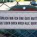 Am Uferweg in Lindau steht ein Kunstladen mit ein paar netten Schildern am Zaun