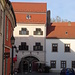 mittelalterliche Gebäude bei der Kirche...