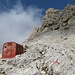 10 Das Bivacco Fiamme Gialle. Extrem gut besucht für ein Dolomitenbiwak. Hier ist Endstation für die Klettersteigler.