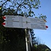 ... zum Oberen Parkplatz, an dem die Fahrstrasse nach Meschach entlangführt
