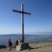 nach etwas Geplauder mit den anderen Besuchern das obligate Foto vom Gipfelkreuz