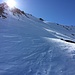 Aufstieg in der steilen Westflanke des Fanellhorns. Momentan sind Harscheisen hier notwendig.