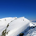 Blick zum Skigipfel des Piz Lagrev über den Ostgrat mit einigen Tourengehern  (laut Karte ist der etwa gleich hohe Gipfel ein paar Meter dahinte der Skigipfel)