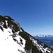 Während der Gipfel angepeilt wird zeigen sich hinten die ersten Ausläufer des Karwendels.
