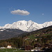 Während der Anfahrt, etwa 20 km vor dem Ausgangspunkt: Blick zum Mont Blanc, kein Zoom. Ganz links der Seilbahn-Gipfel Aiguille du Midi (3842 m).