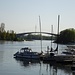 Die Dyckerhoff- Fussgänger-Brücke, eine der ersten Spannbeton-Brücken in Deutschland, überspannt die Ausfahrt des Schiersteiner Hafens.<br />