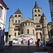 Domfassade<br />Der rechte Turm wurde später aufgestockt, weil sonst die "Bürgerkirche" St. Gangolf den höheren gehabt hätte.<br />Der romanischen Symmetrie war das nicht dienlich ..