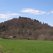 Die Ruine Lindelbrunn auf dem Hügel.