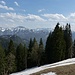 Totale nach Süden: rechts vom Guffert das Rofan, noch weiter rechts von den Tannen schon Karwendelgipfel