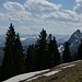 Markant der Buchstein rechts. Dahinter im Südwesten: Wetterstein- und Karwendelgipfel