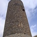 Der Turm von Saxon mit der angebauten Latrine.