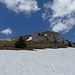 Im weniger steilen Bereich unterhalb des Gipfels liegen noch Schneefelder, welche aber gefahrlos begehbar sind.