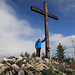 ein mächtiges Kreuz ragt auf dem Gipfel in die Höhe