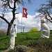 Etwas kitschige Skulpturen unterm Schweizer Kreuz