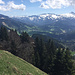 Ausblick vom Gipfel: Ifen, Gottesackerwände, hinten: u.a. Trettach, Mädelegabel, Hochfrottspitze.