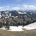 Blick vom Grat zwischen Eineguntkopf und Falken, über die Plattentischalpe Richtung Leckner Tal. Auf der gegenüberliegenden Talseite der Grat vom Koppachstein über Samstenberg, Stillberg zum Girenkopf.