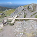 Peña Trevinca - Am Gipfel, über den die Grenze von Kastilien-León zu Galicien verläuft. Vorbei am umgestürzten Betonkreuz geht derweil der Blick in Richtung Galicien.