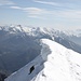 Cornicione di neve a poche decine di metri dalla vetta. In basso si vede la Val d'Isone.