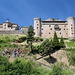 Puebla de Sanabria - Blick hinauf zum Castillo de los Condes de Benavente (Burg der Grafen von Benavente) und zur Iglesia de Santa María del Azogue (Kirche Santa Maria bzw. Nuestra Señora del Azogue). Foto vom 24.06.2017.