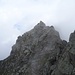 Blick vom Kleinen Ifinger auf den Großen Ifinger, man kann sogar zwei Personen auf dem Klettersteig erkennen.