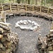 Von der "Zwärgenwald-Kindergruppe" errichtet - perfekte Feuerstelle mit Windschutz für die Kleinen (Standort oberhalb Heiligchrüz am Waldrand)