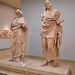 Due grandi statue facenti parte del Mausoleo di Alicarnasso. Identificate come Maussollos, da cui il nome mausoleo da allora designante ogni tomba colossale, e sua moglie Artemisia.