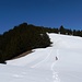 steil hinunter zur Alp Grossbetten, mit überraschend viel - und oft knietiefem - Schnee